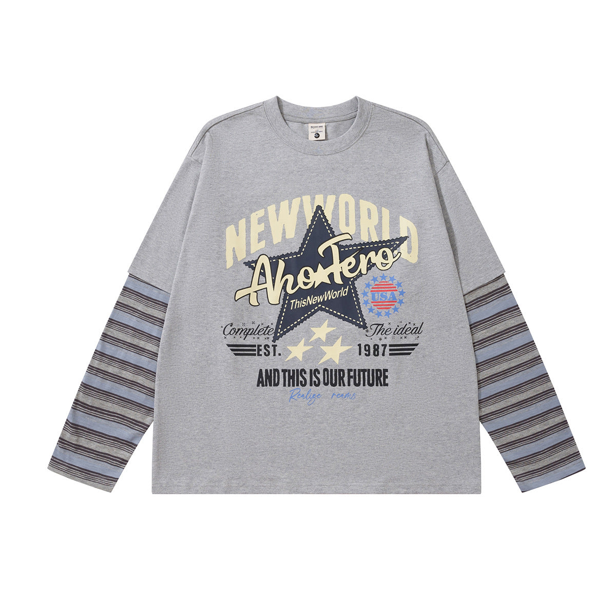 杢グレーのNew Worldレトログラフィック長袖Tシャツ。ブルーのストライプ柄フェイクレイヤード袖をあしらった前面デザイン