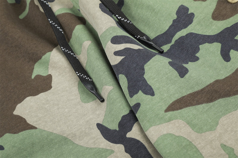 Pantalon de survêtement camouflage homme à jambes larges avec bandes latérales et écusson emblème