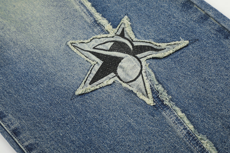 Baggy-Jeans mit weitem Bein, Stern-Patches und offenen Fransennähten
