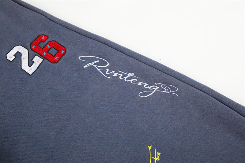 Wide-Leg-Sweatpants mit Signature-Stickerei und Patch mit der Nummer 26