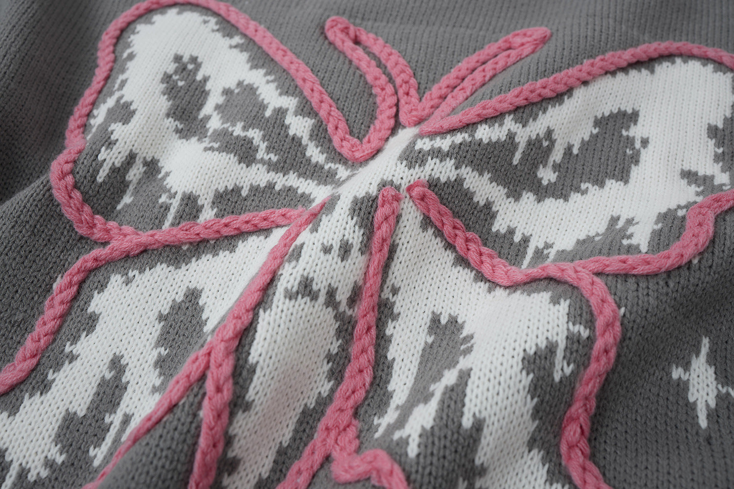 Pull en maille jacquard papillon – Col rond oversize avec broderie rose façon corde