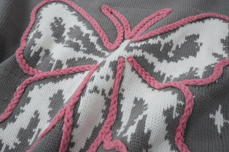 Pull en maille jacquard papillon – Col rond oversize avec broderie rose façon corde