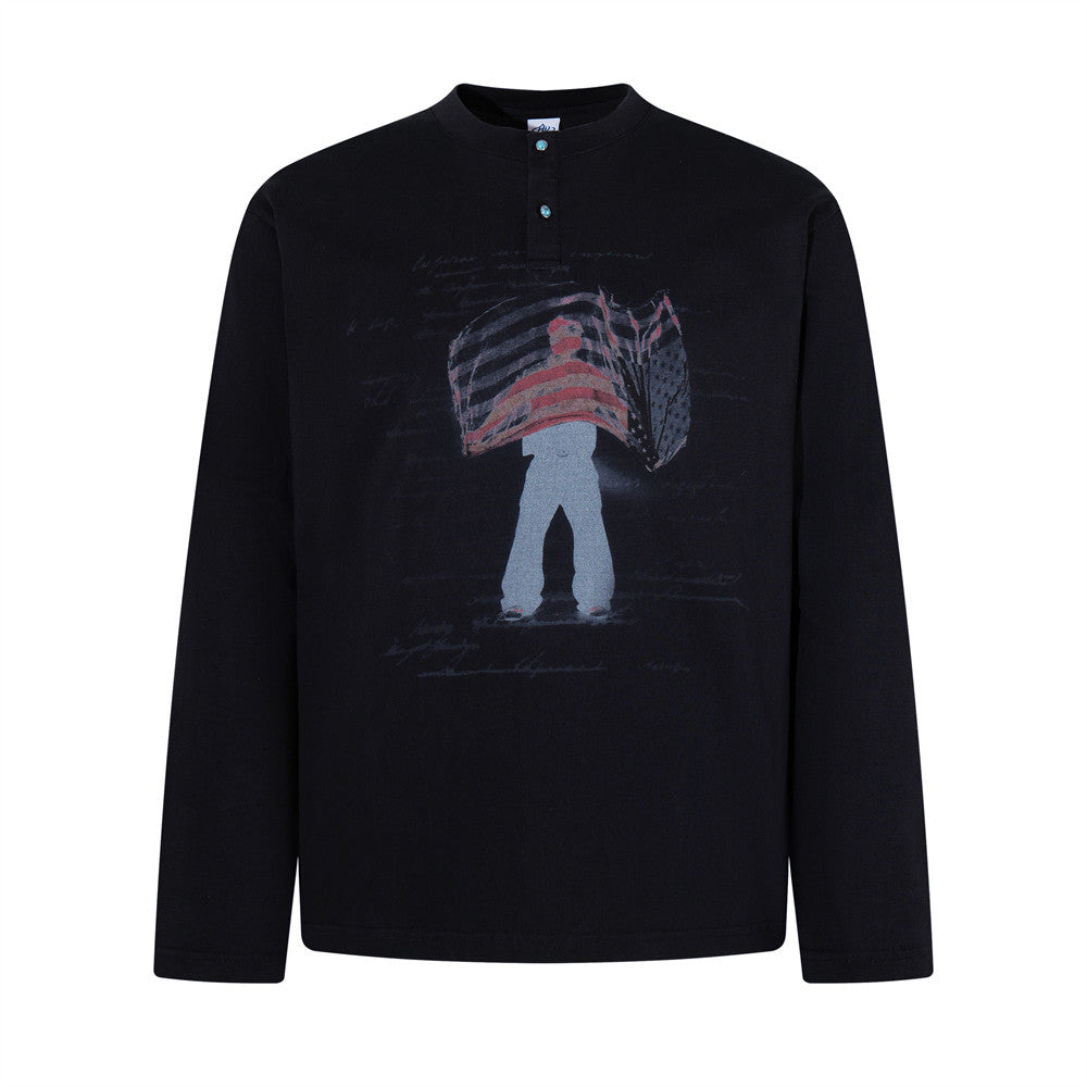 Langarm-Henley für Herren mit Relaxed Fit in Schwarz und abstraktem Grafikprint einer Figur mit US-Flagge auf der Vorderseite