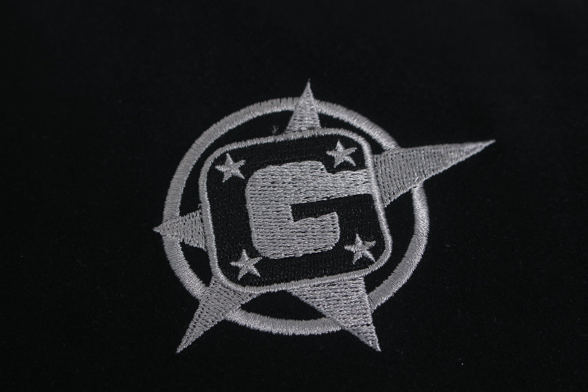 Langarmshirt aus velourslederartigem Material im Colorblock-Design mit Graffiti-Patch-Logo