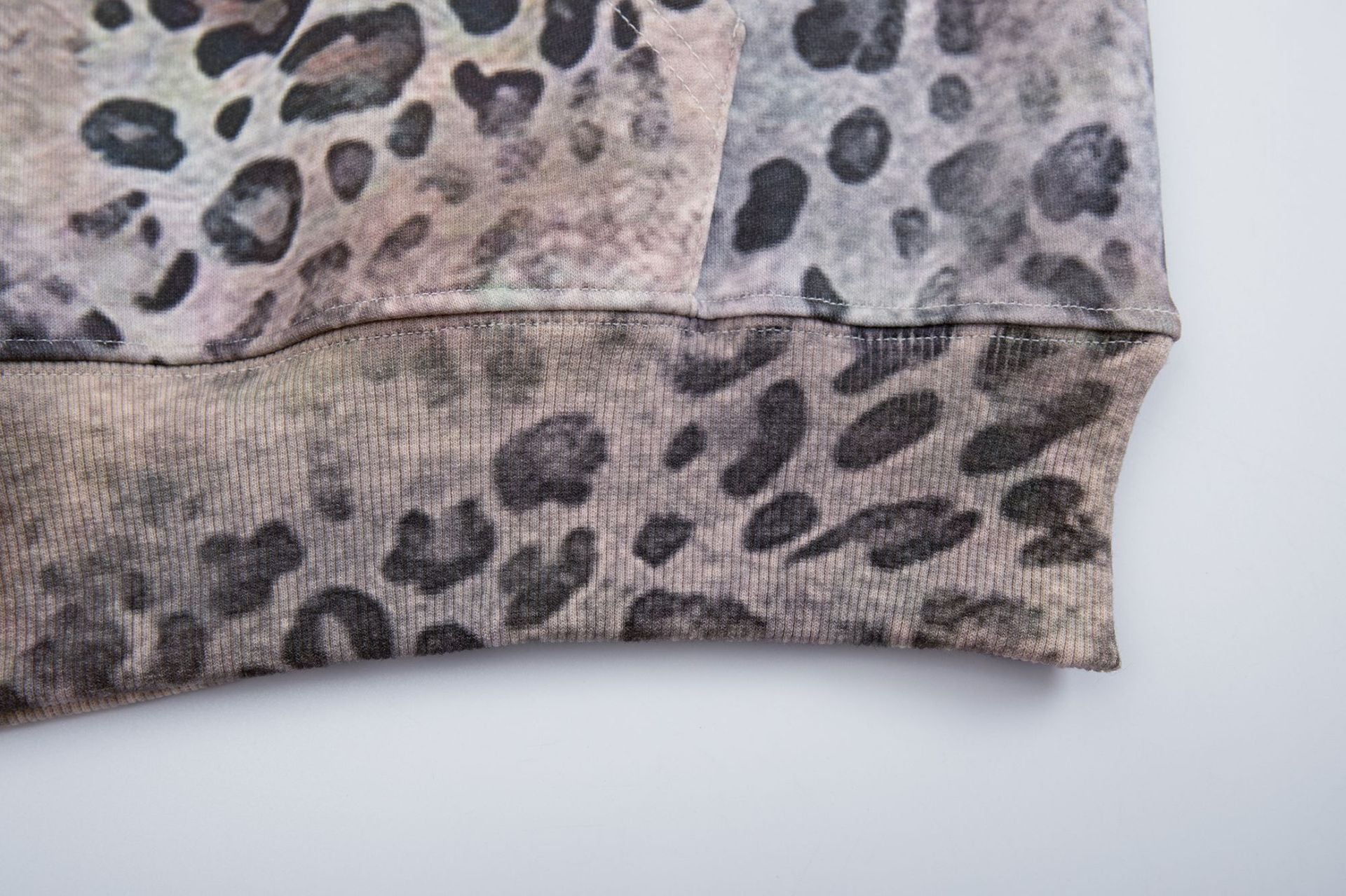Oversized Hoodie mit Leopardenprint – Another-World-Grafik im Streetwear-Stil