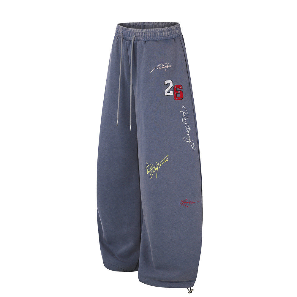 Wide-Leg-Sweatpants mit Signature-Stickerei und Patch mit der Nummer 26