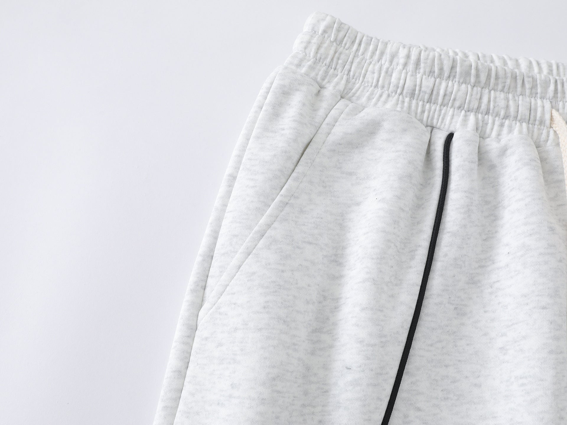 Pantalon de survêtement à jambes larges avec passepoil contrastant et écusson brodé