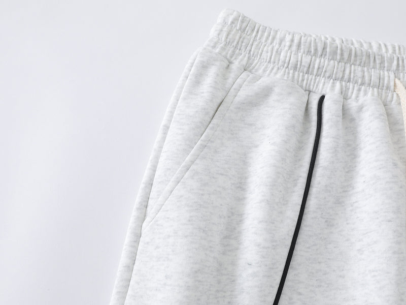 Pantalon de survêtement à jambes larges avec passepoil contrastant et écusson brodé