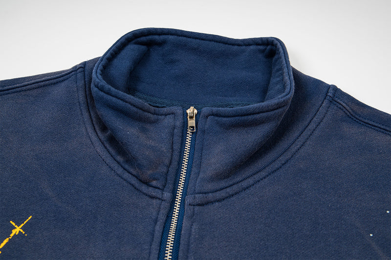 Sudadera de media cremallera con lavado desgastado, parche heráldico y estampado gótico — Azul marino