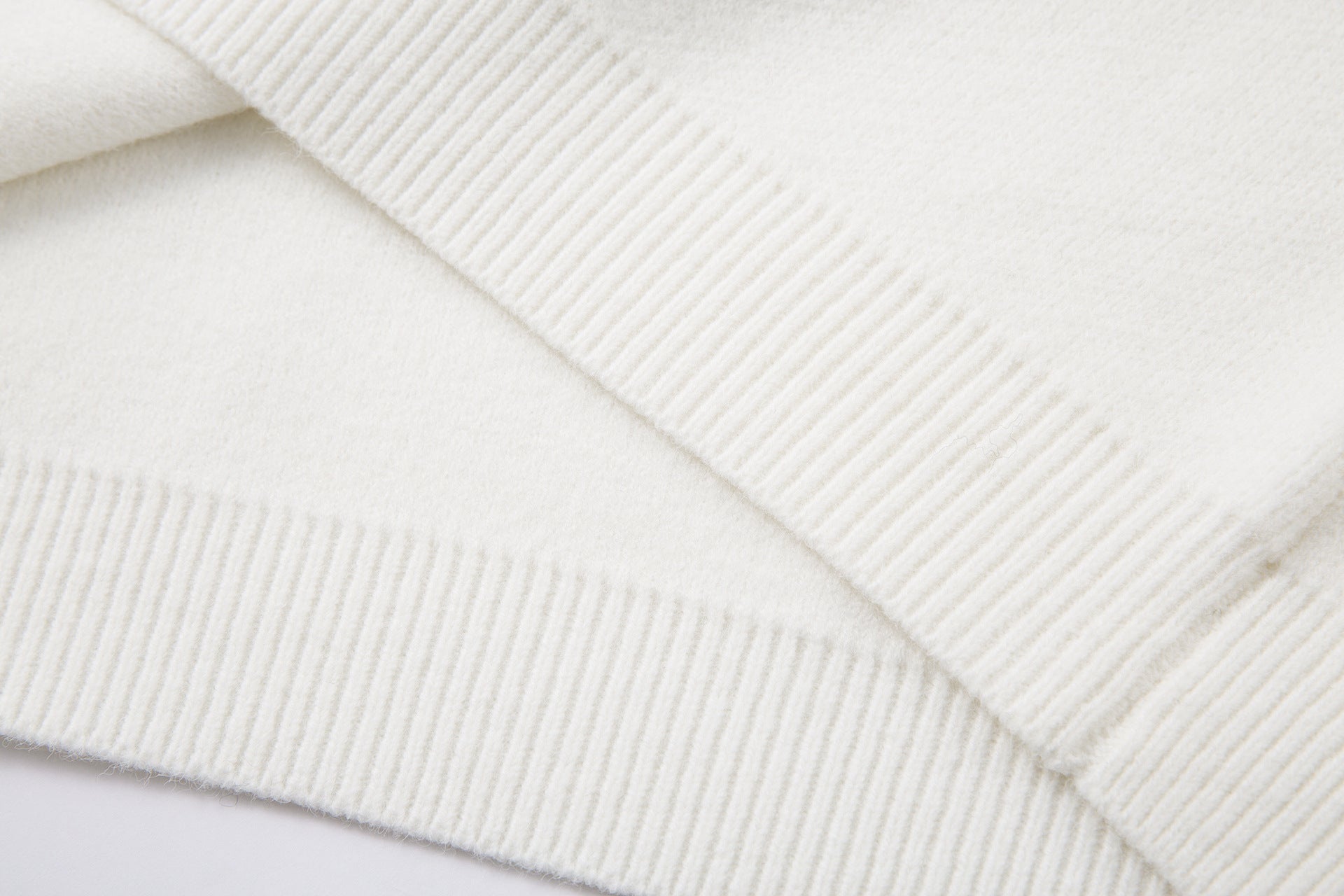 Pull gris à col rond – Maille oversize avec motif en fausse fourrure