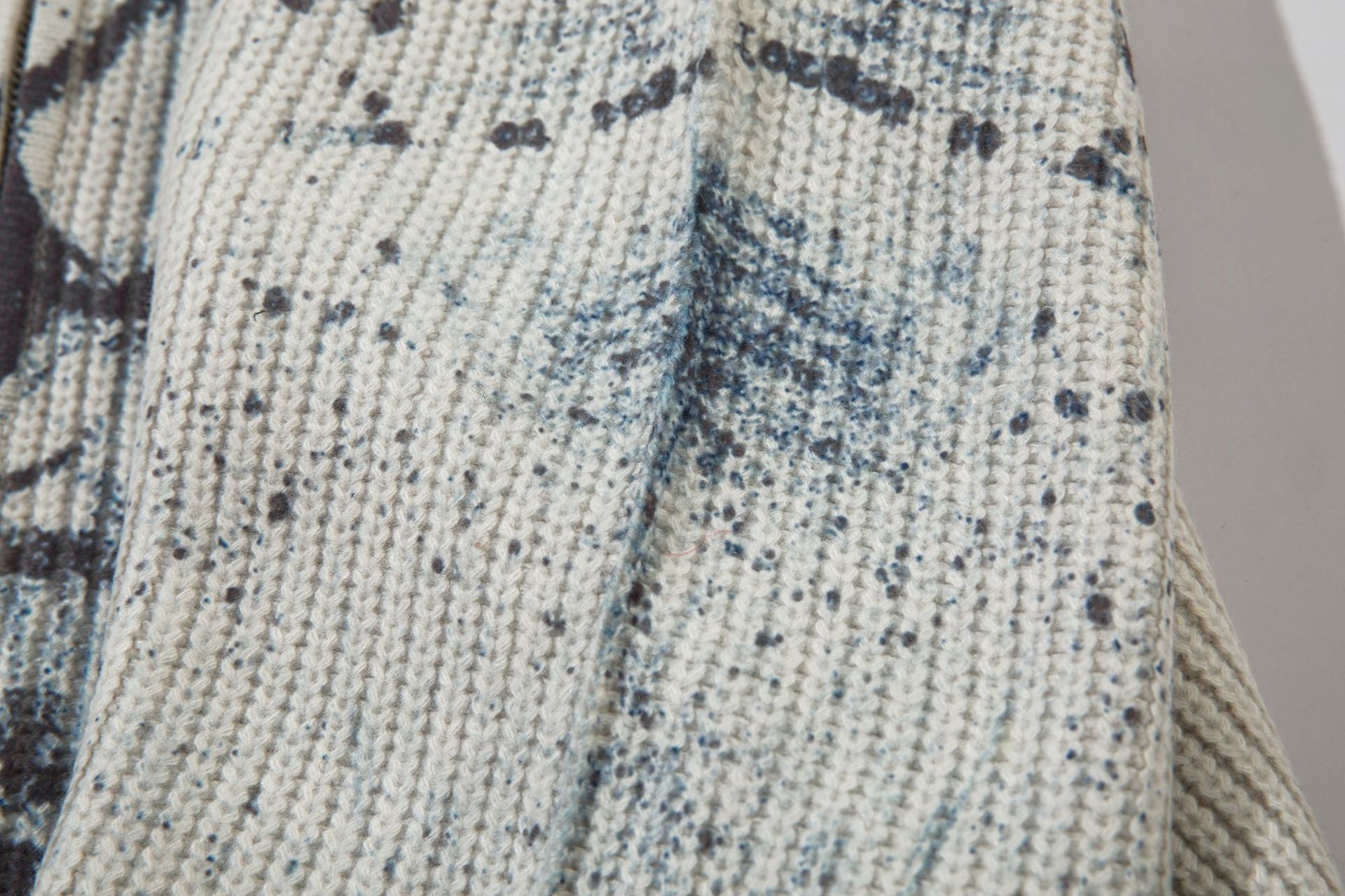Veste pull zippée en maille imprimée ours graffiti – Col montant, éclaboussures d’encre, vintage