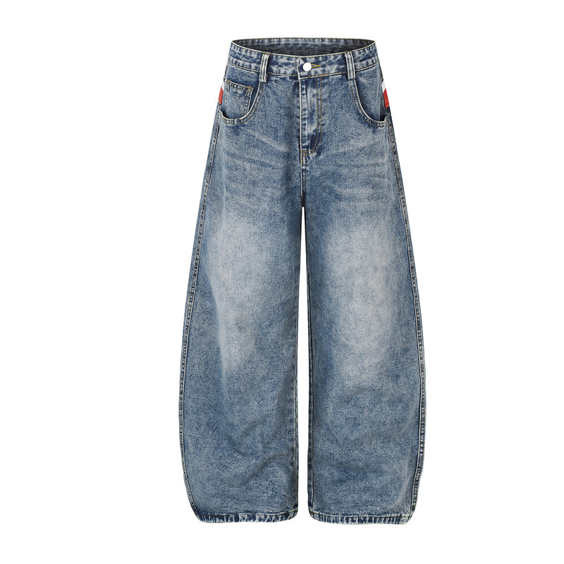Jean baggy à jambes larges, délavage clair, avec imprimé Union Jack sur la ceinture arrière, vues de face et de dos
