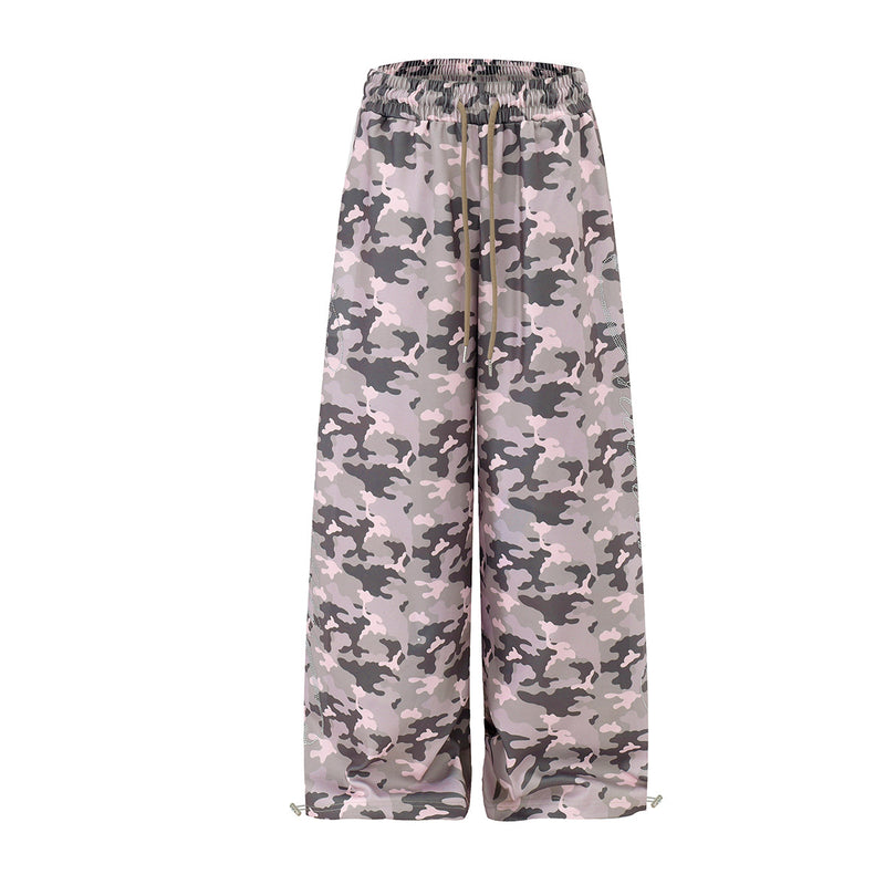 Sweatpants mit weitem Bein in rosa-grauem Camouflage, Strassdetail an der Seitennaht und Tunnelzugbund, Vorderansicht