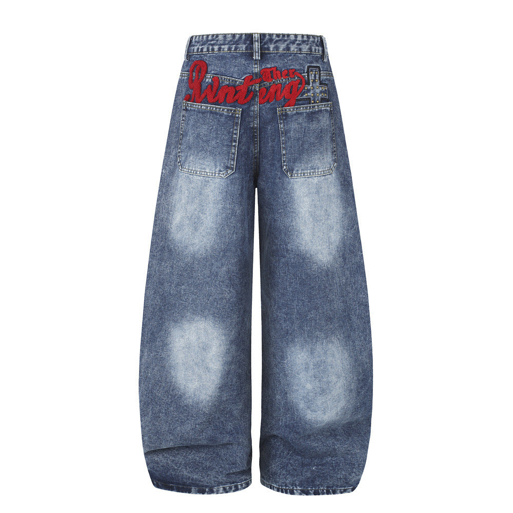 Jean homme wide leg délavé à l'acide avec broderie rouge en écriture manuscrite