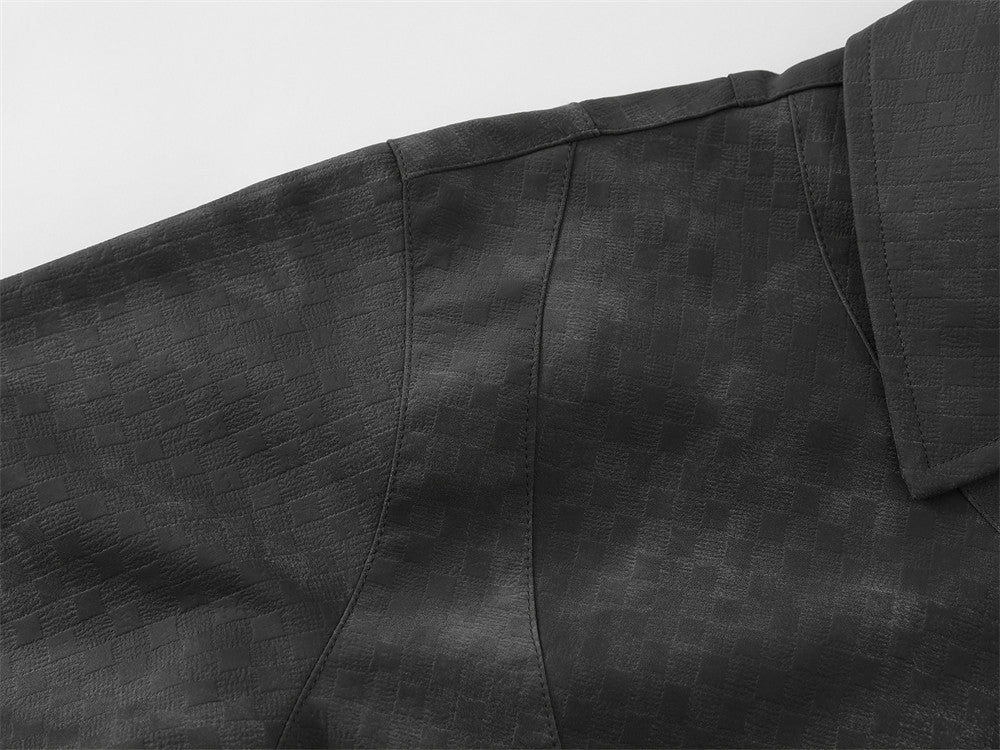 Herrenjacke mit dunkler Textur, Reißverschluss und dekonstruierter Panelnaht
