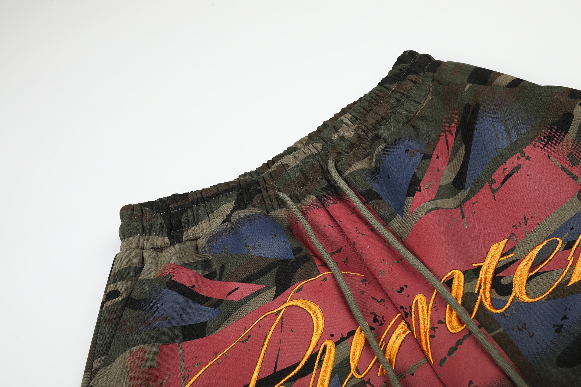 Camo-Wide-Leg-Jogginghose mit Union-Jack-Grafikprint