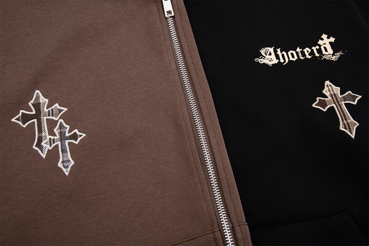 Sweat zippé à capuche avec croix brodée et détail à carreaux sur le bas