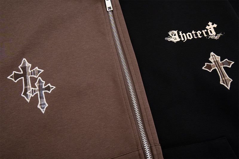 Sweat zippé à capuche avec croix brodée et détail à carreaux sur le bas