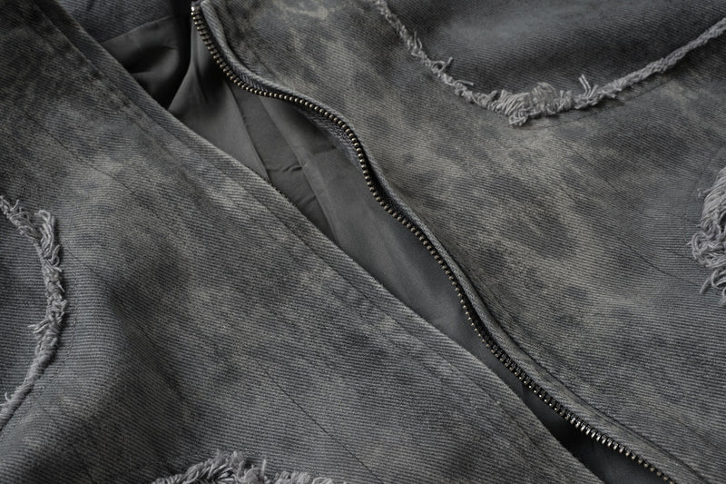 Veste bomber en jean délavé déconstruite à empiècement croisé et coutures effilochées