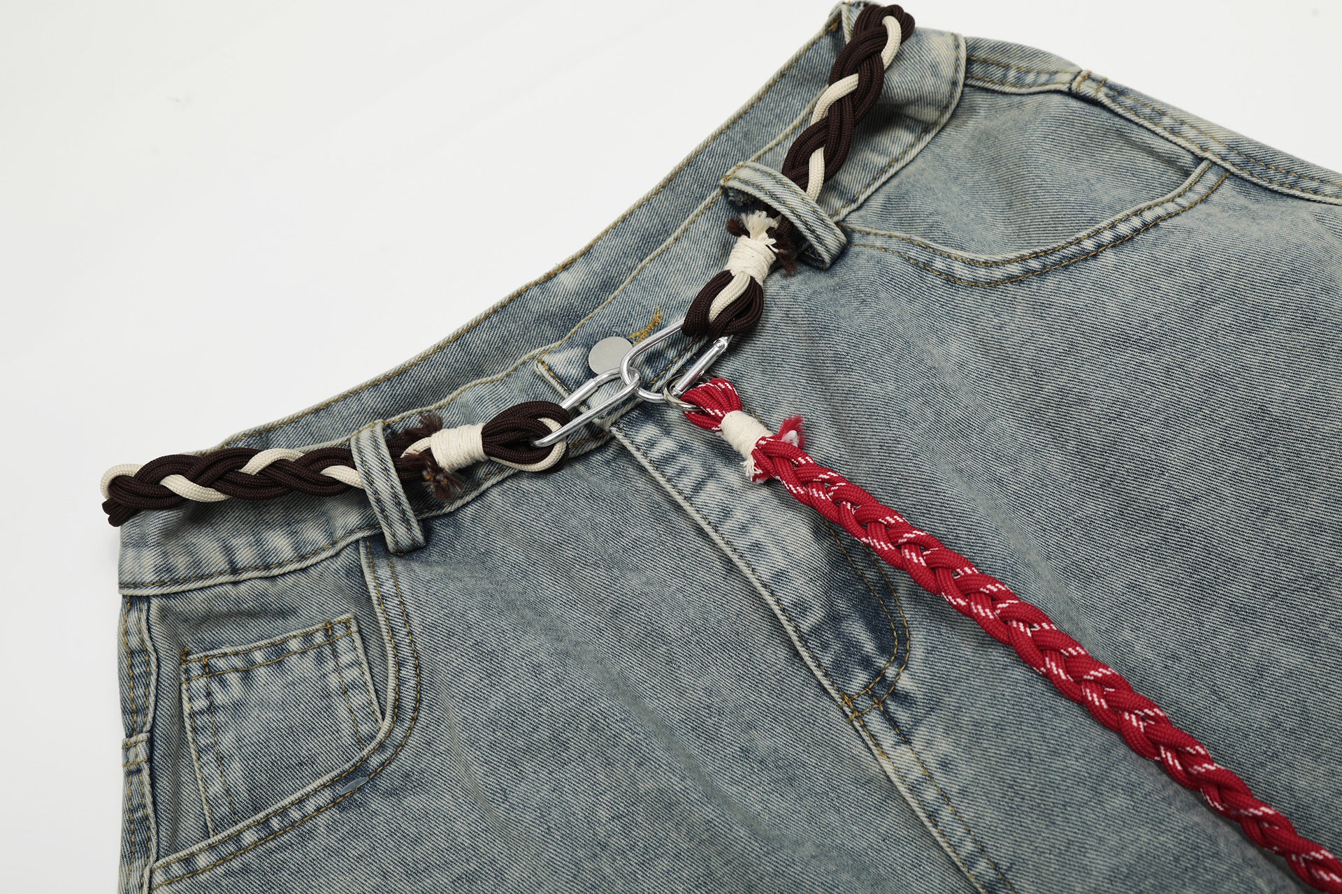 Vaqueros barrel de pierna ancha – Denim lavado con patchwork deconstruido y cinturón trenzado