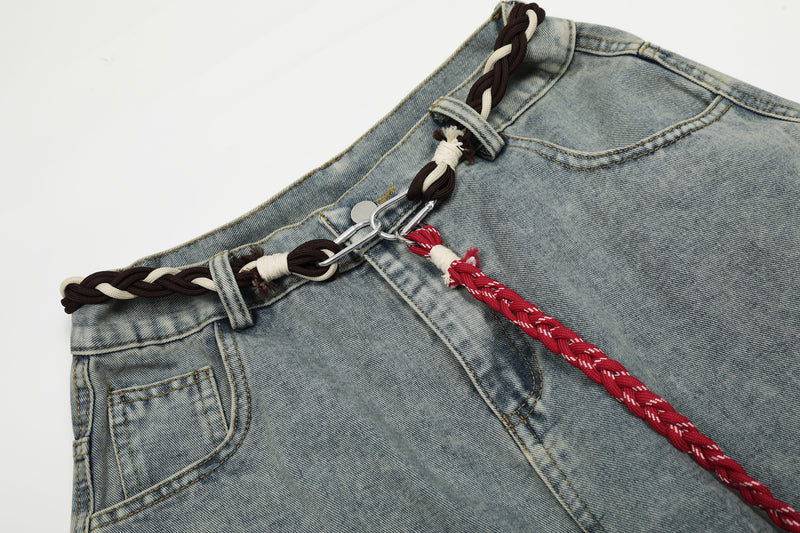 Vaqueros barrel de pierna ancha – Denim lavado con patchwork deconstruido y cinturón trenzado