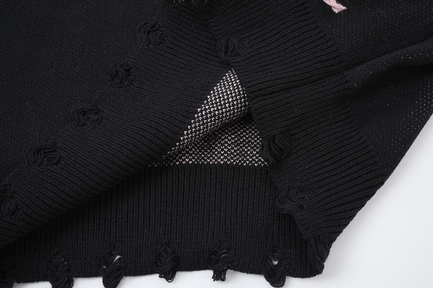 Pull à col montant Cross Heart en maille délavée – Jacquard gothique sombre à franges