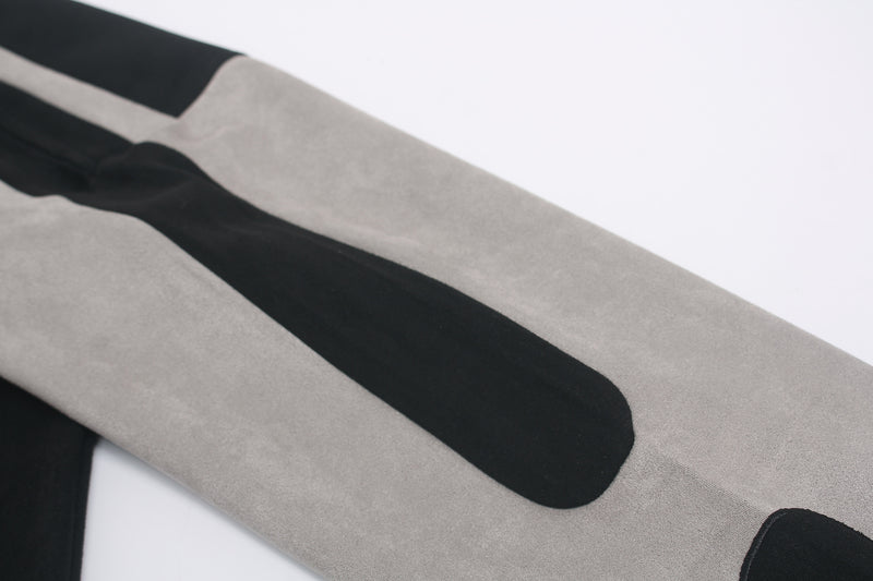 Langarmshirt aus velourslederartigem Material im Colorblock-Design mit Graffiti-Patch-Logo