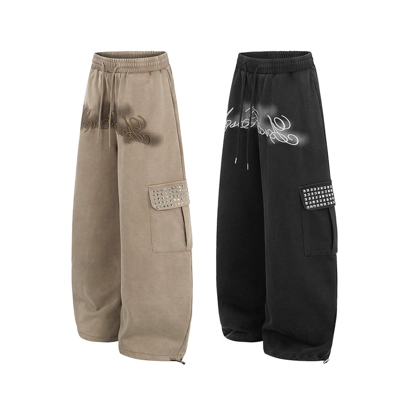 Pantalón Cargo Caqui de Chándal Baggy de Pierna Ancha con Bolsillos de Remaches y Texto Bordado