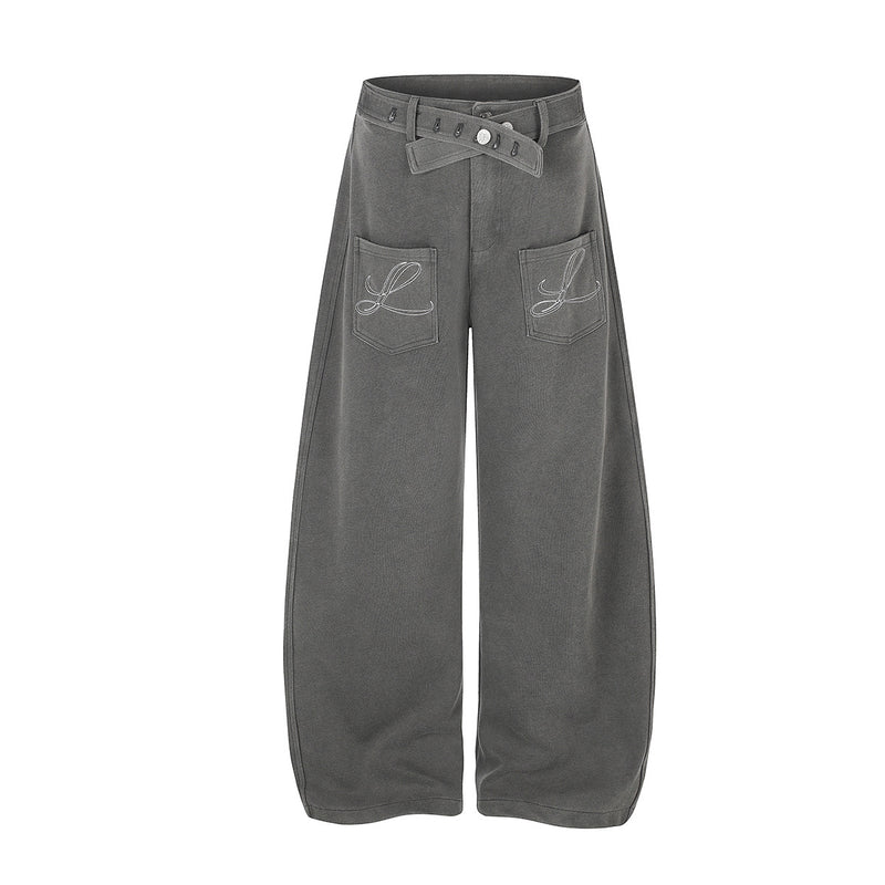 Pantalon habillé gris délavé, coupe baggy et jambe large, avec ceinture portefeuille et poches à rabat brodées