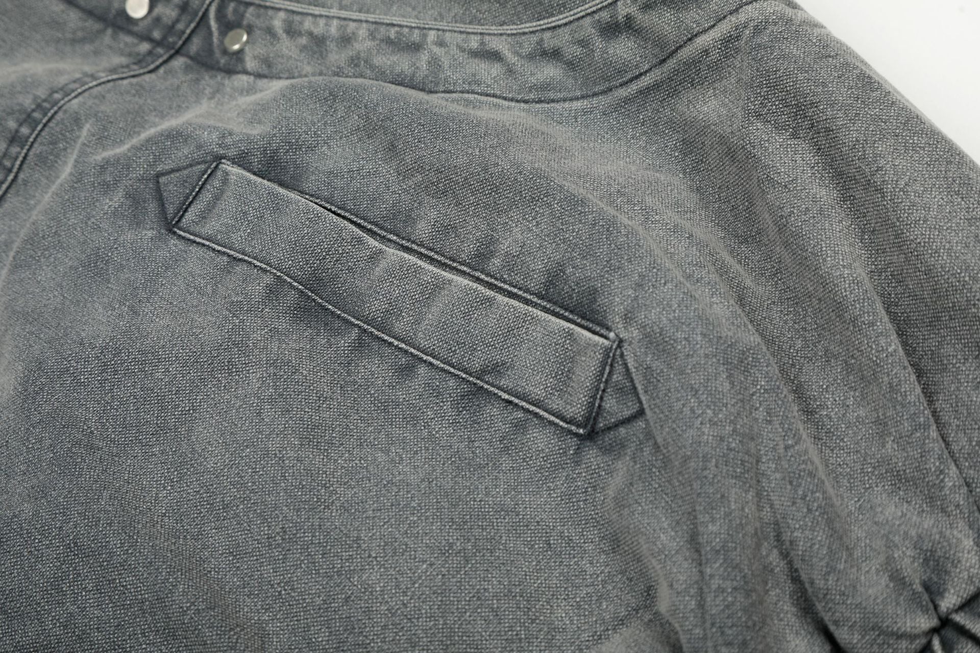 Veste Harrington en denim délavé avec fermoirs métalliques – Gris délavé à l'acide