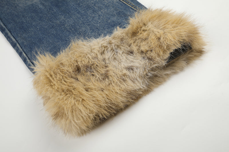 Baggy-Jeans mit weitem Bein, Pelzbesatz am Saum und goldfarbenen Nieten