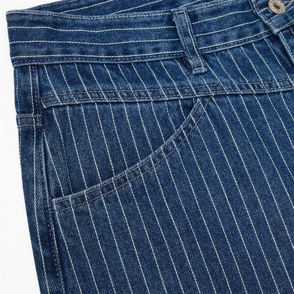 Jean droit à jambes larges à fines rayures pour homme avec broderie script
