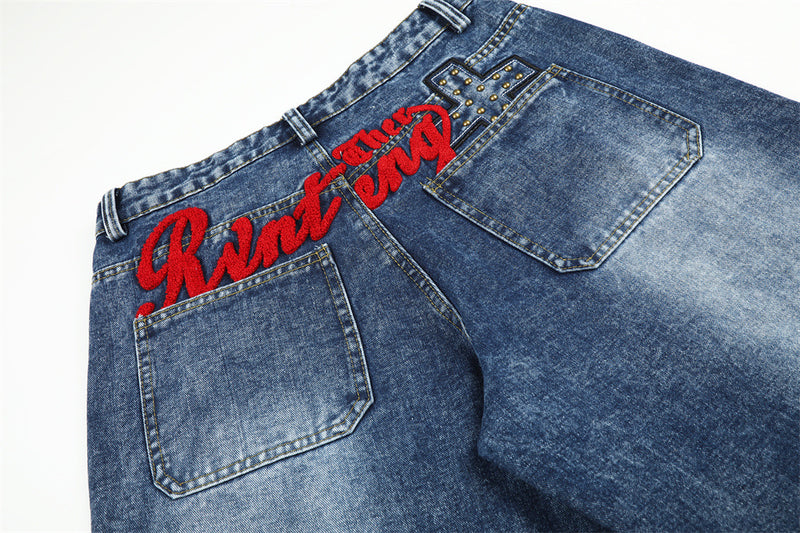 Jean homme wide leg délavé à l'acide avec broderie rouge en écriture manuscrite