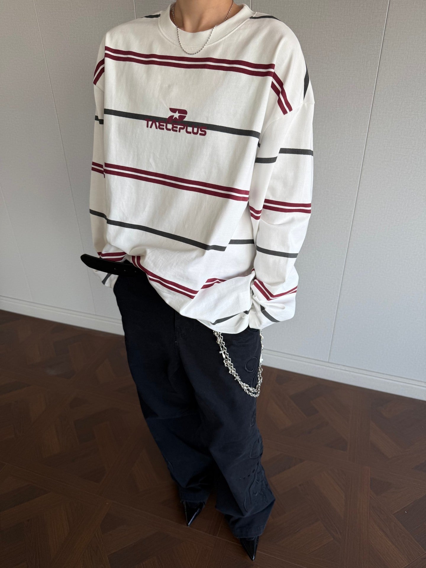 T-shirt oversize rouge et blanc à manches longues rayées, col montant et coupe droite décontractée, avec logo TAECLEPLUS imprimé