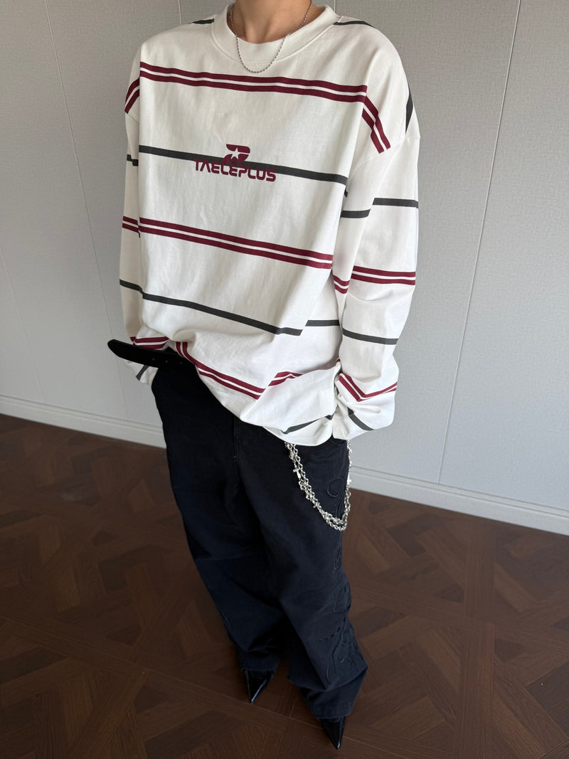 T-shirt oversize rouge et blanc à manches longues rayées, col montant et coupe droite décontractée, avec logo TAECLEPLUS imprimé