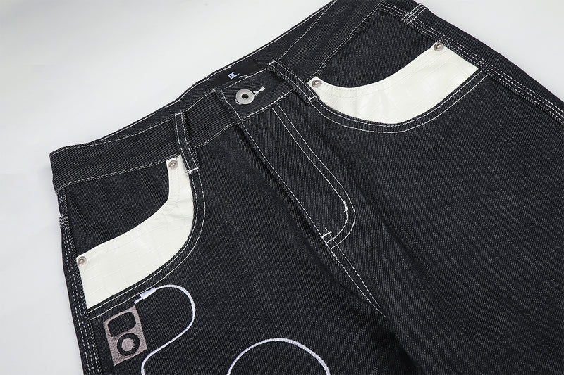 Jean baggy à jambes larges avec broderies et patch en cuir motif notes de musique — Denim noir brut