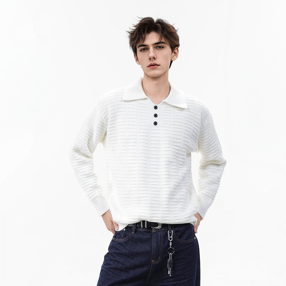 Pull polo pour homme en maille texturée, col à pointes et patte à trois boutons, blanc, porté avec un jean foncé