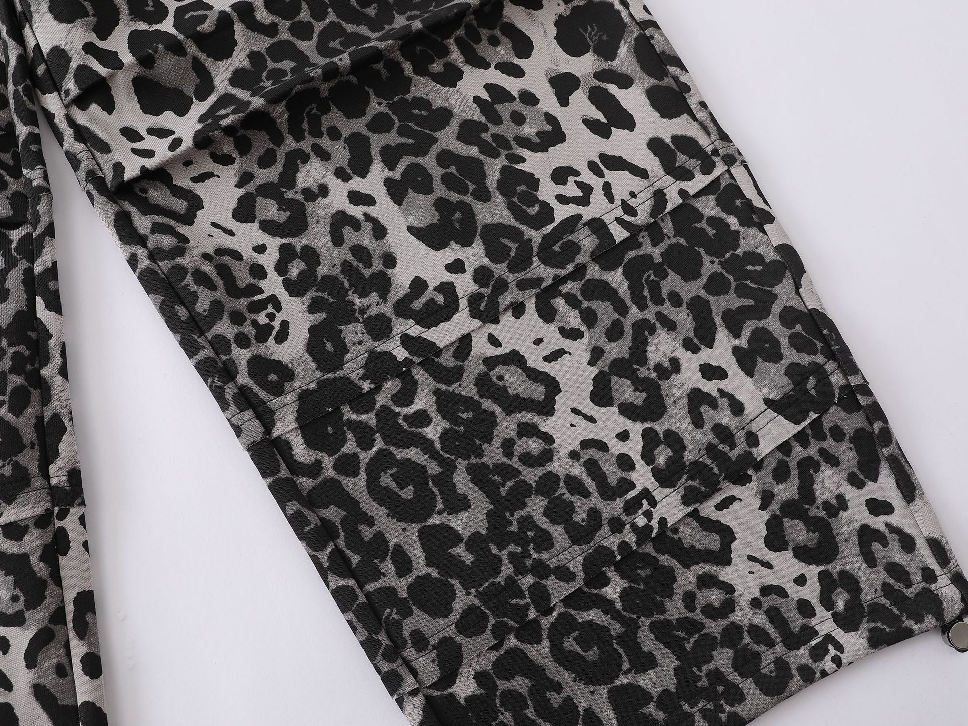 Pantalon de survêtement à jambes larges imprimé léopard avec motif tête de mort et numéro