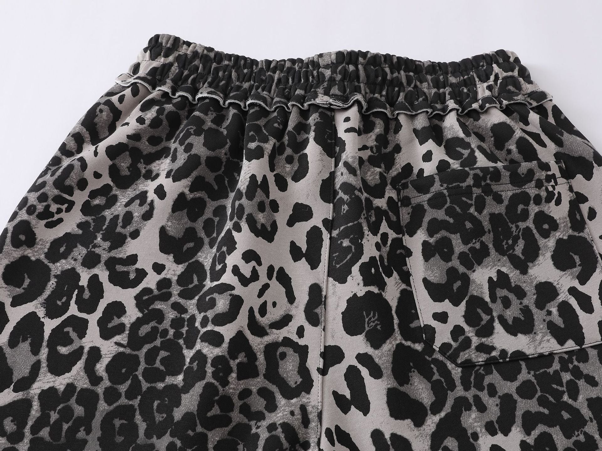 Pantalon de survêtement à jambes larges imprimé léopard avec motif tête de mort et numéro