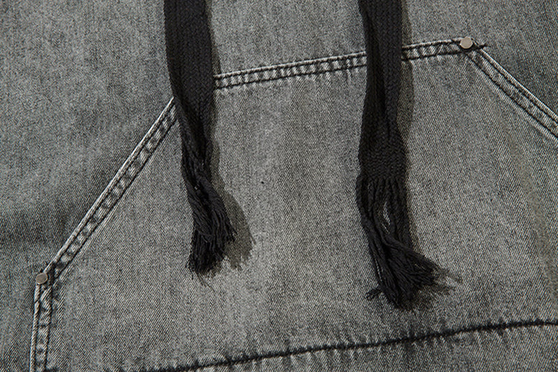 Sweat à capuche en denim délavé et déchiré – Broderie SMK, ourlet brut et détails usés