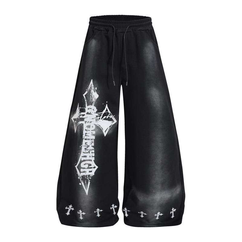Pantalon de survêtement oversize à jambes larges, avec imprimé croix gothique et finition délavée effet spray, en noir et blanc