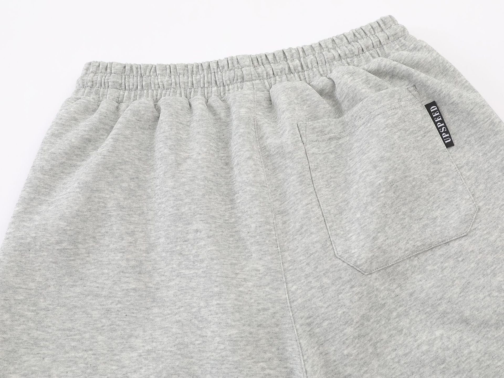 Pantalon de survêtement à jambes larges avec graphisme graffiti et ourlet orné de détails métalliques