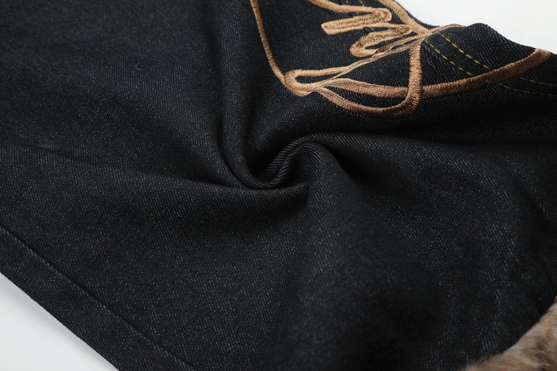 Jean baggy délavé foncé avec bas en fausse fourrure et broderie manuscrite – Coupe ample