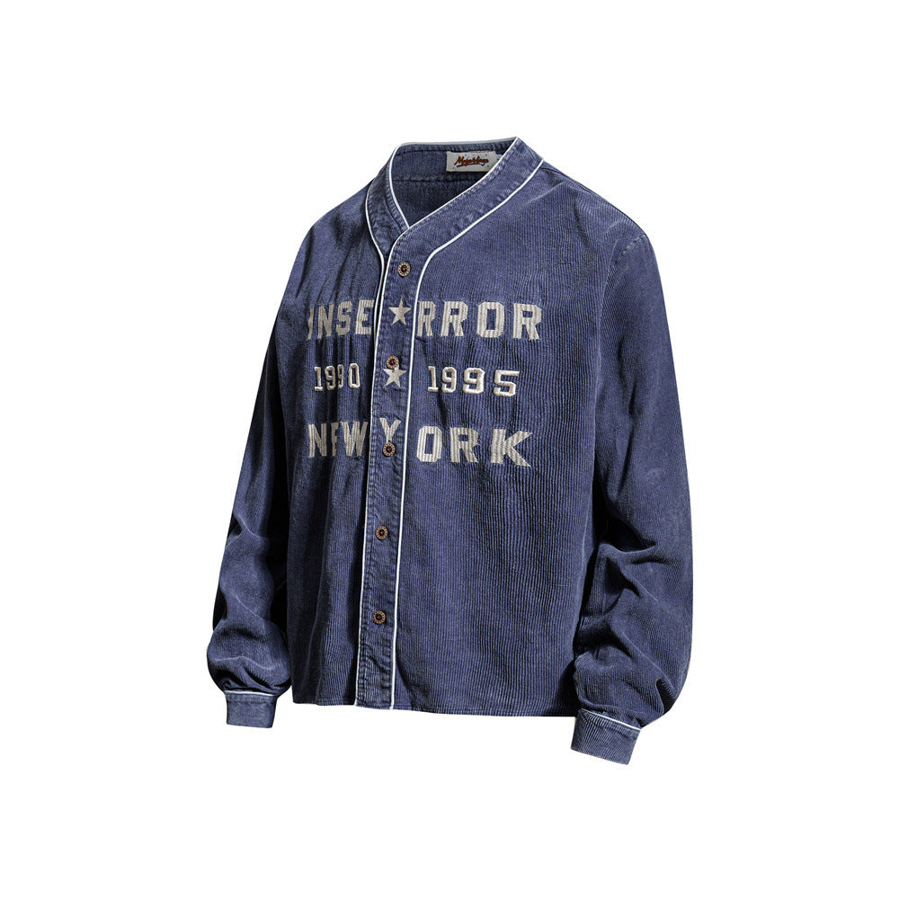 ブルーのコーデュロイ製ベースボールジャケット、刺繍のNew Yorkレタリング、斜め前面ビュー
