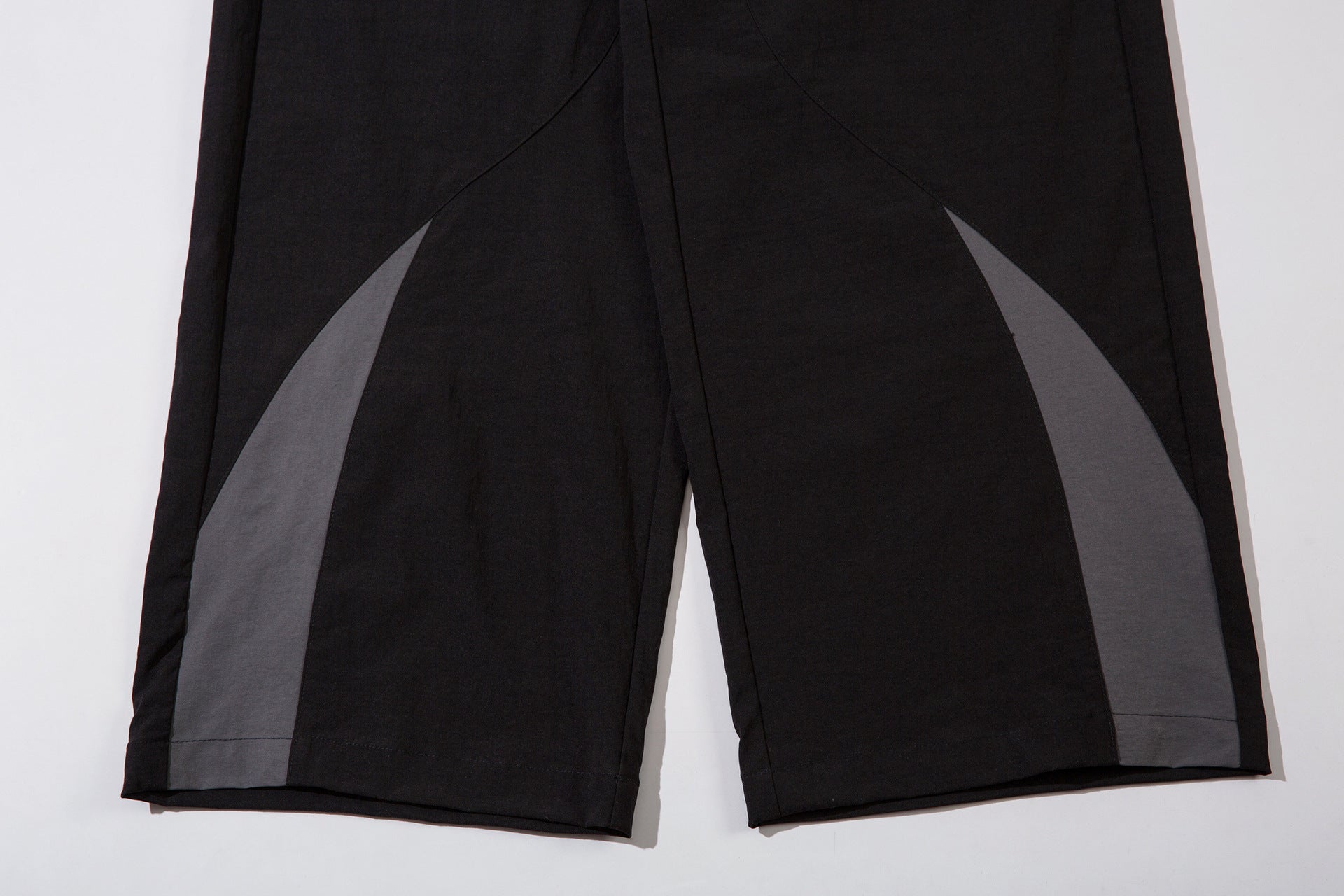 Herren-Trackpants mit kontrastierender Paspel und Colorblock-Seiteneinsätzen