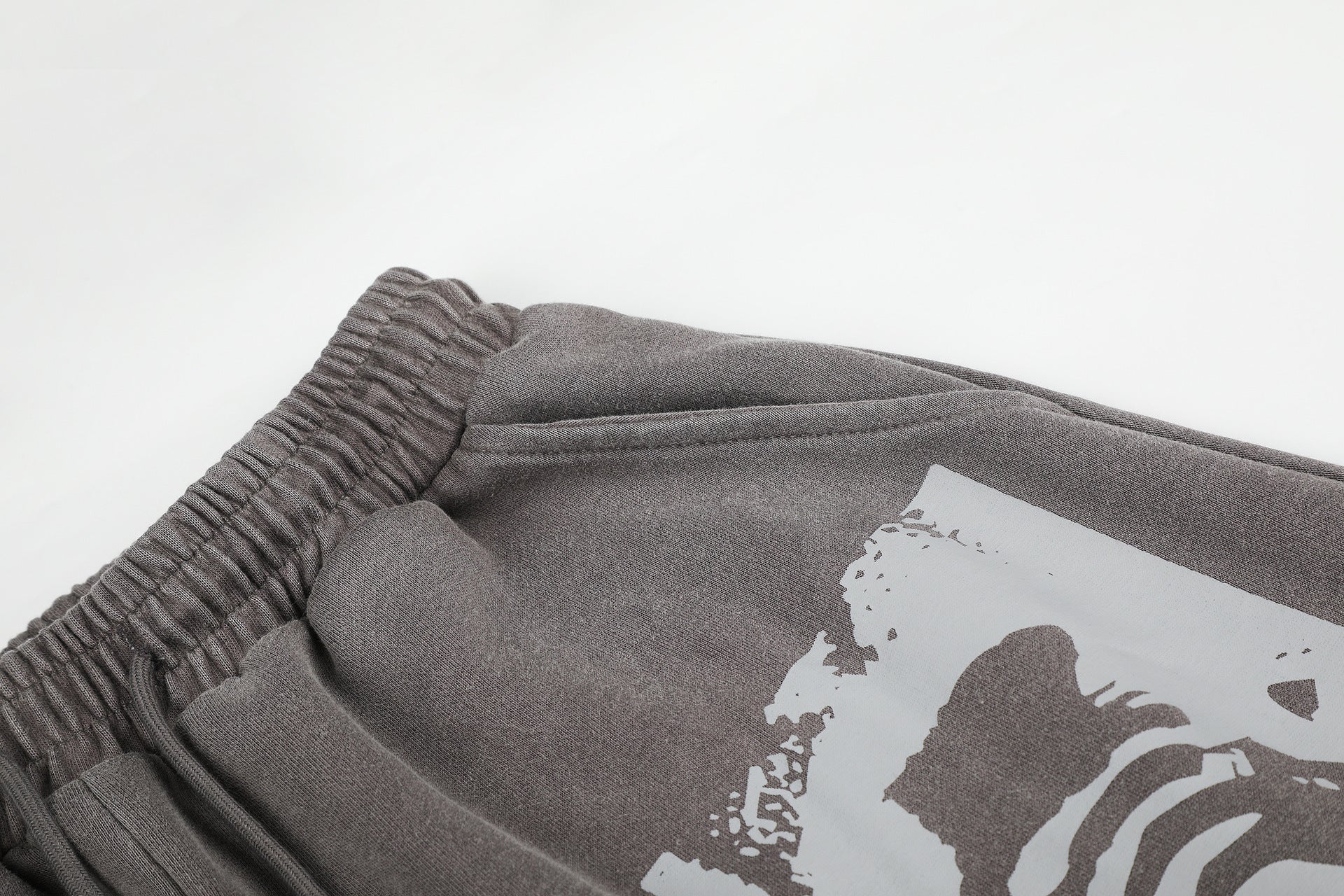 Pantalones de chándal de pierna ancha con cruz estampada y acabado lavado ácido