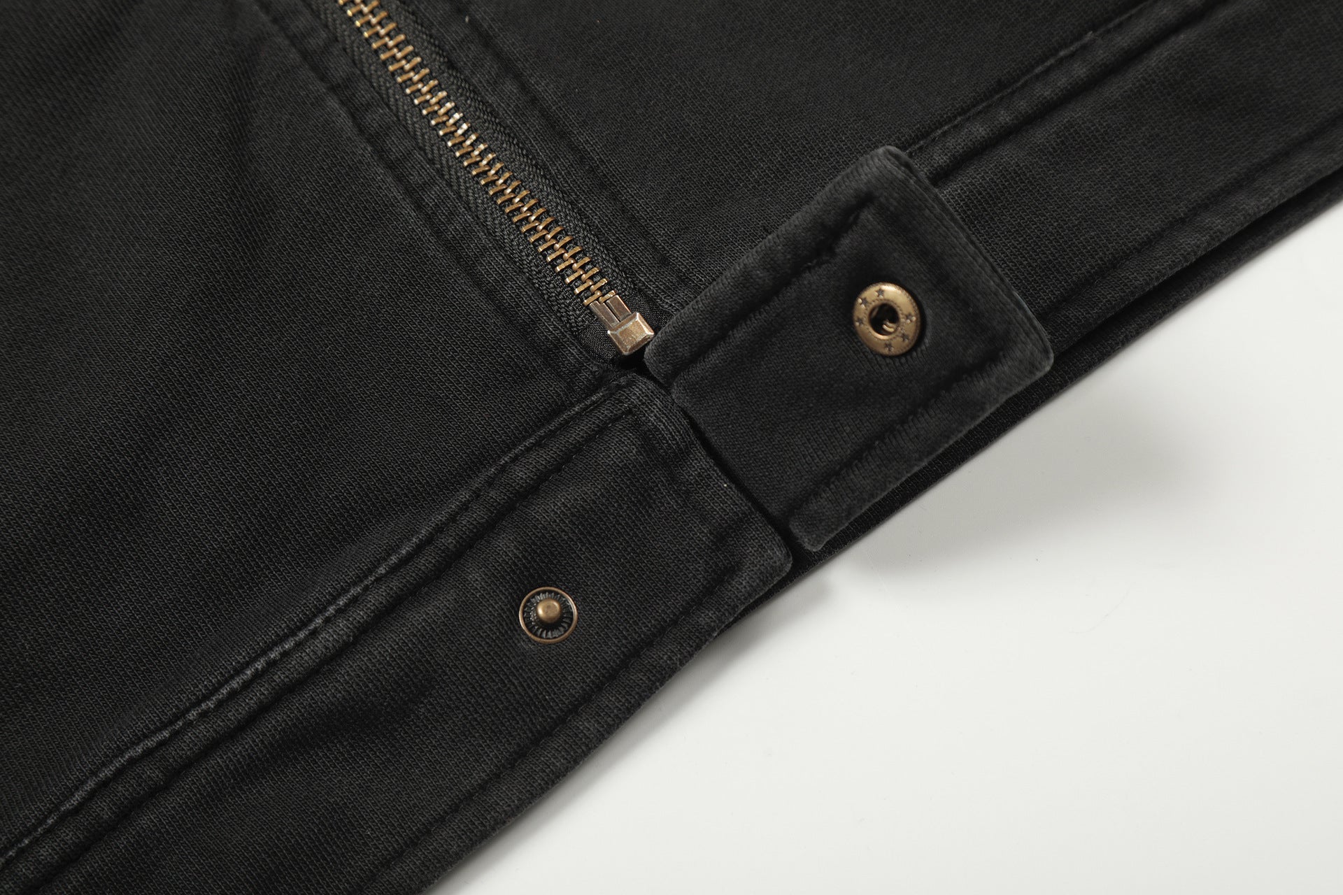 Jacke im Moto-Stil – Verwaschenes Distressed-Schwarz mit goldfarbenen Details