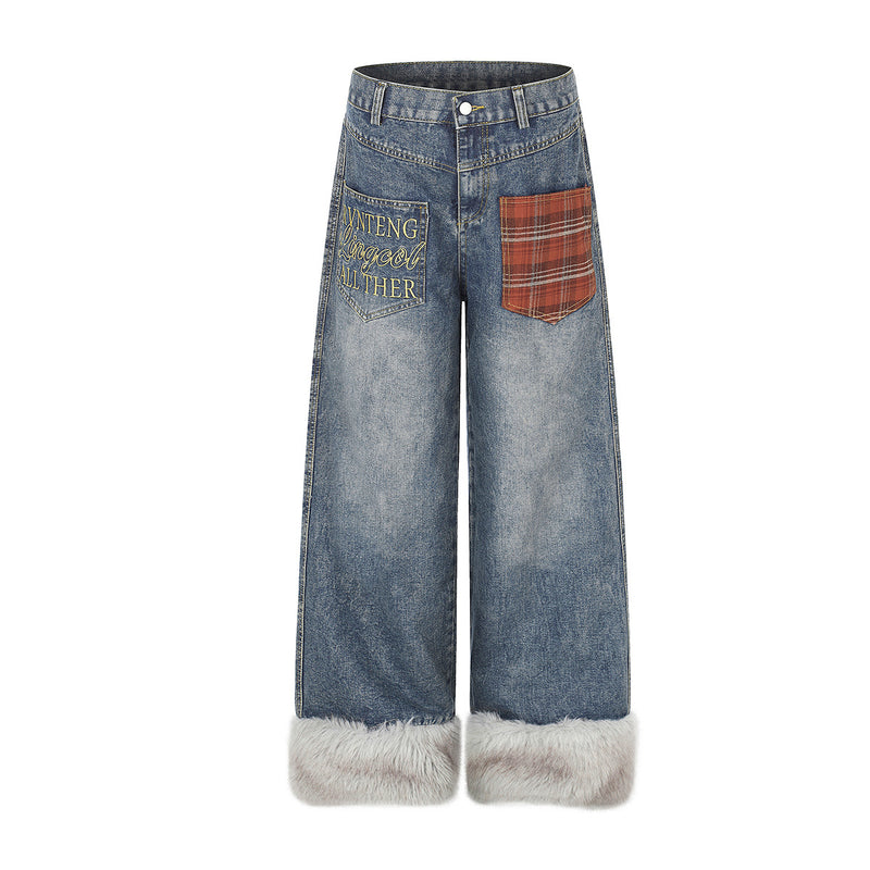 Jean baggy à jambes larges avec revers d’ourlet en fausse fourrure, poche plaquée à carreaux rouges et broderie lettering, en denim bleu clair délavé