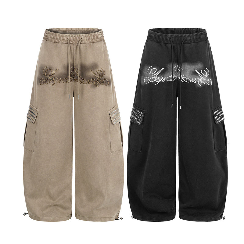 Pantalón Cargo Caqui de Chándal Baggy de Pierna Ancha con Bolsillos de Remaches y Texto Bordado