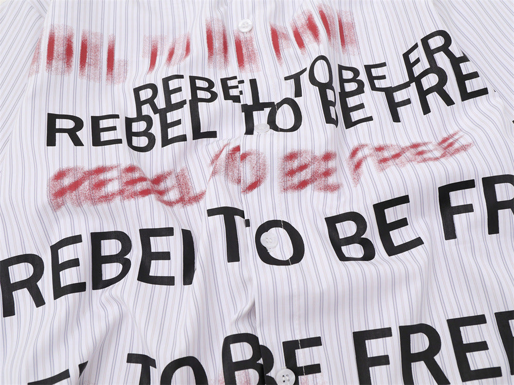 Gestreiftes Herrenhemd mit Knopfleiste und "Rebel To Be Free"-Print, lässige Passform